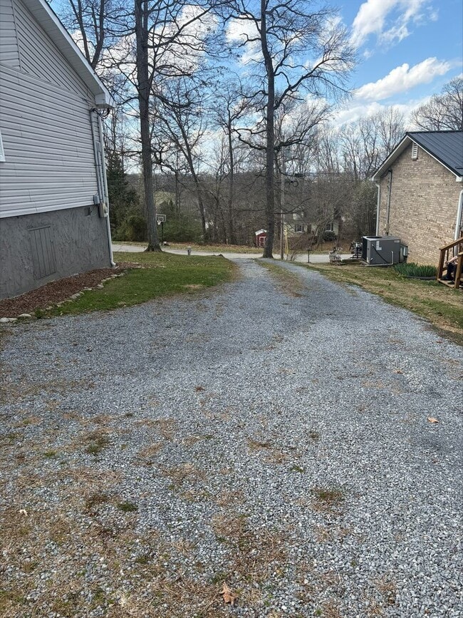Building Photo - 3 Bedroom 2 Bath in Gray