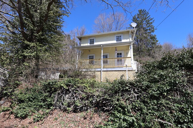 Building Photo - 48 W Branchville Rd