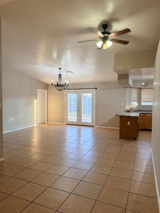 Building Photo - 6233 E 40th Ln