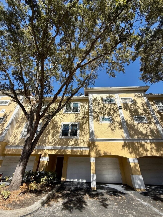 Building Photo - Immaculately updated 3/2.5 Three-Story Maitland Condo in Visconti!