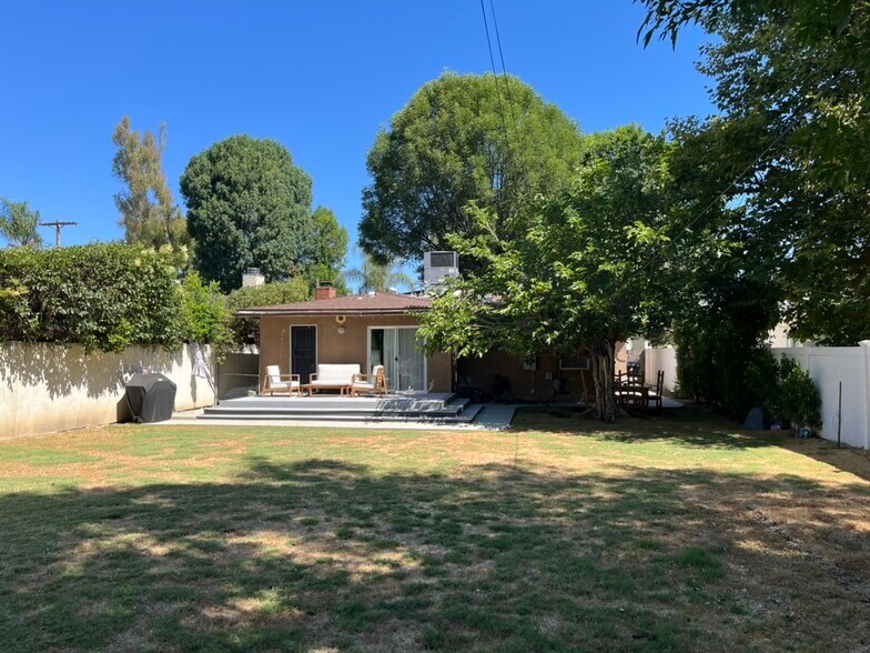 Park-like backyard - 21050 Avenue San Luis