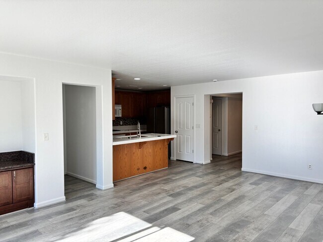 Building Photo - BEAUTIFUL, SPACIOUS,  4 BEDROOM, 2 BATHROO...