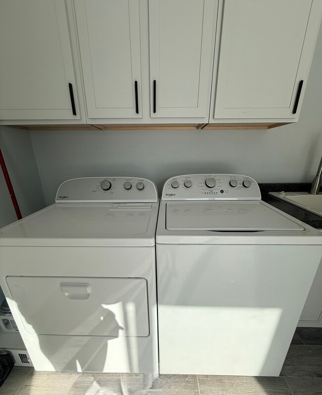 Building Photo - 553 Elm Ave E