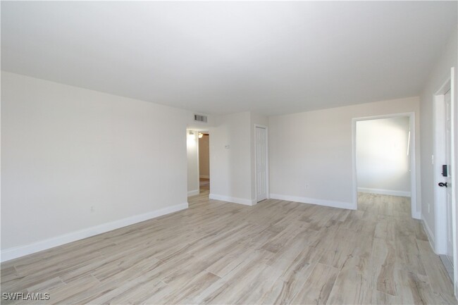 Building Photo - 2102 Alamanda Dr