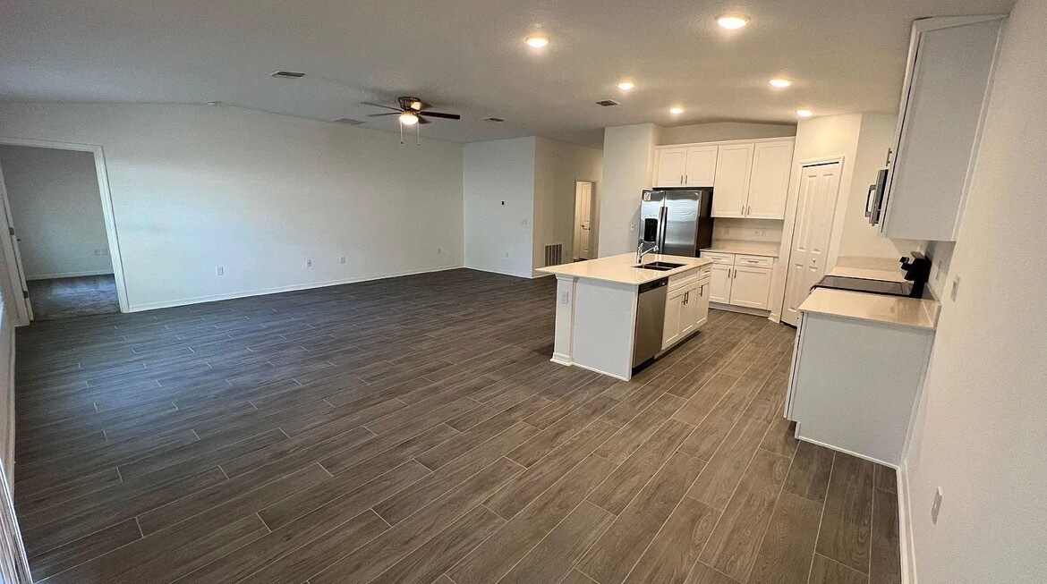 Building Photo - 409 Three Oaks Dr