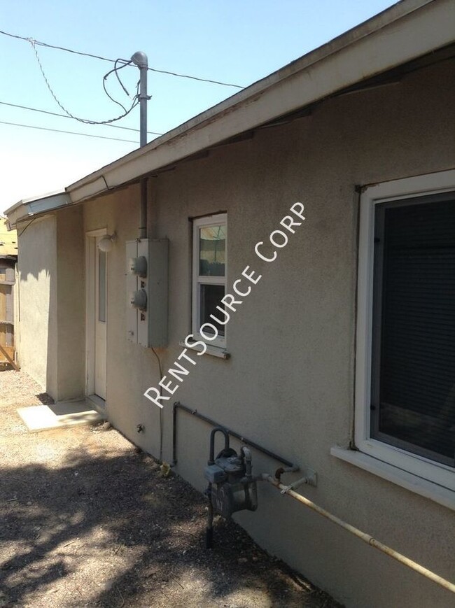 Building Photo - 2 Bedroom Condo For Rent in Barstow