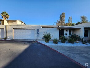 Building Photo - Lakeside Townhome 3br 2ba, 2Car garage