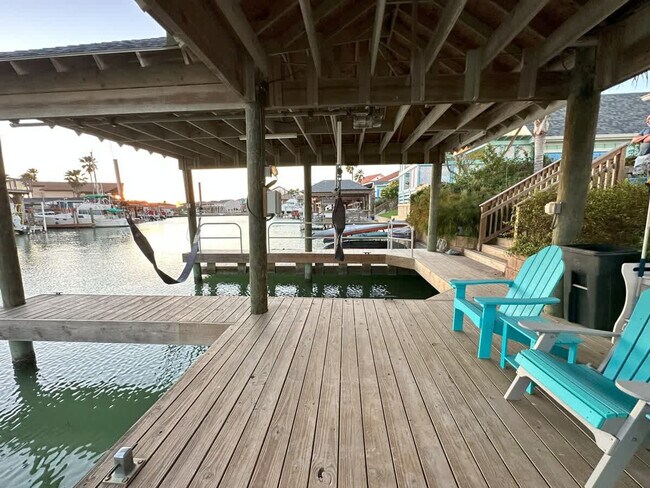 Building Photo - 1113 Pompano Ave