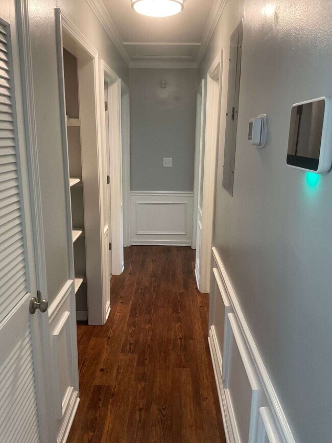 Building Photo - "Charming 3-Bedroom Haven with 2 Full Bath...