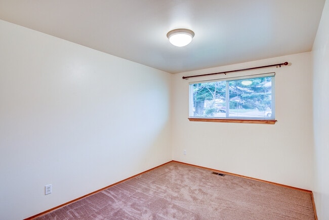 Building Photo - 4 Bed 2 bath Home in the Heart of Oak Harbor