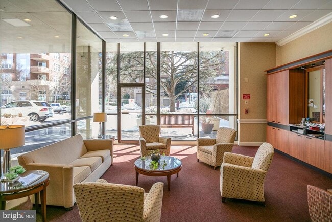 Building Photo - 3800 Fairfax Dr