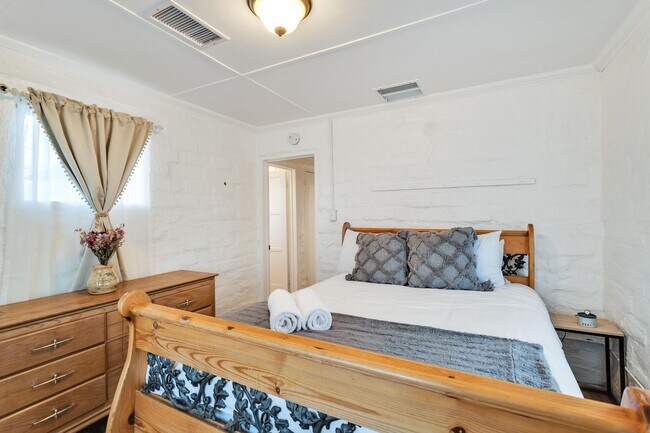 Building Photo - 2 Bedroom 1 Bath - Furnished Hilltop Home - Free Internet