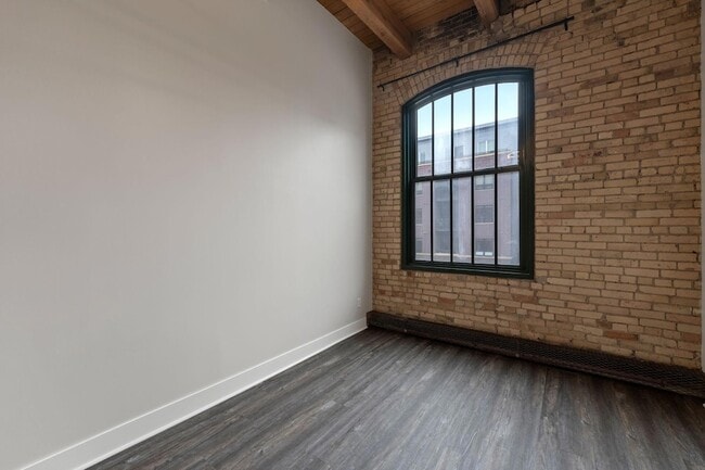 Building Photo - 400 N 1st St