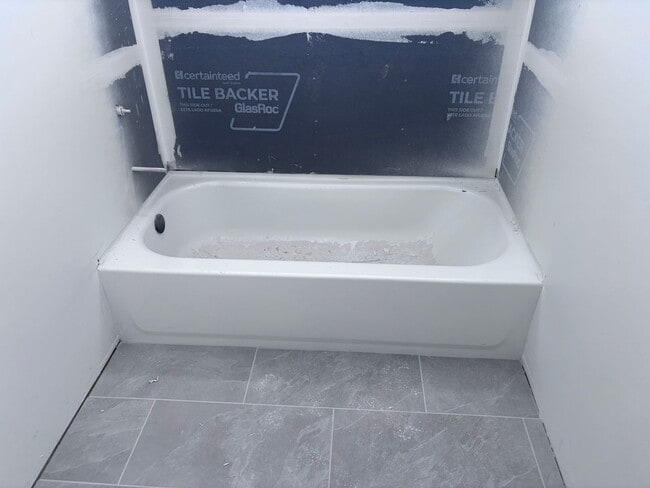 Building Photo - Beautiful 2 story with 6 bedrooms and swimming pool