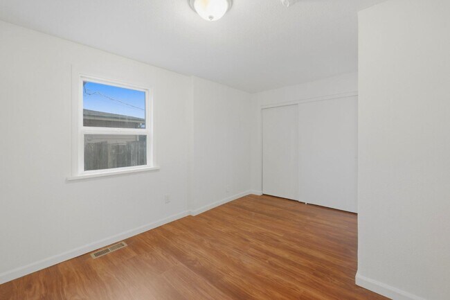 Building Photo - 810 E 63rd St