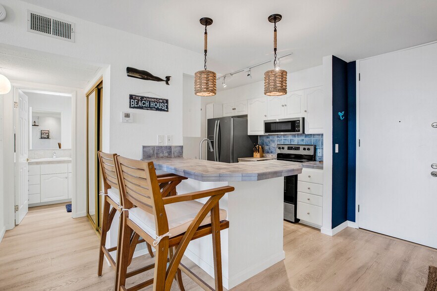 Building Photo - 1140 E Ocean Blvd