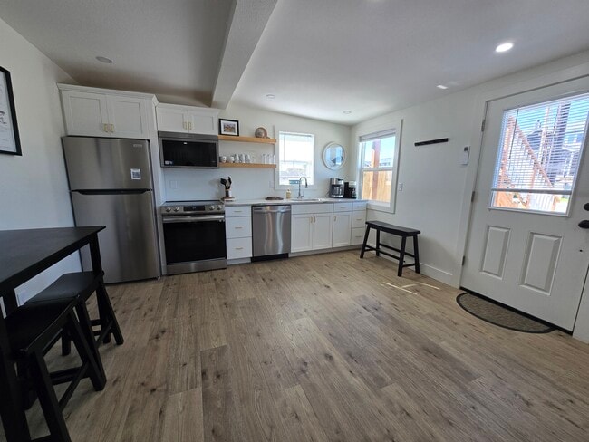 Building Photo - 119 S Pacific St