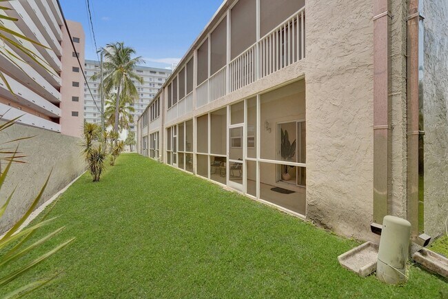 Building Photo - 1450 N Riverside Dr
