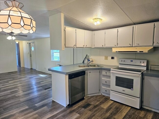 Building Photo - Charming 2 Bed, 2 Bath Mobile Home in a Qu...