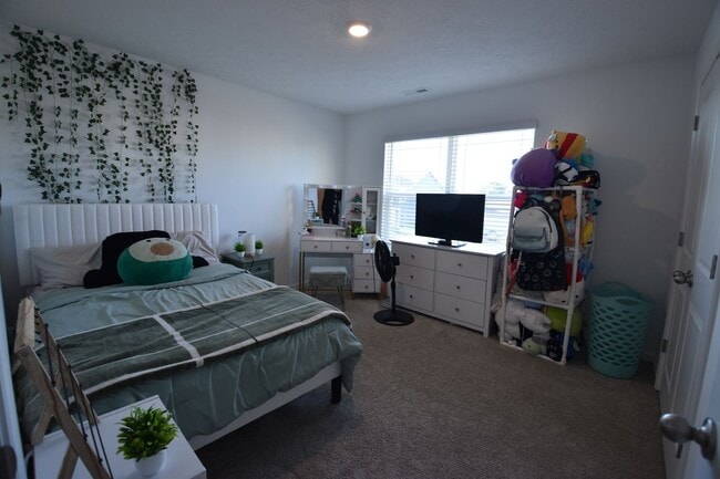 Building Photo - Five Bedroom Home in Greenfield for Rent