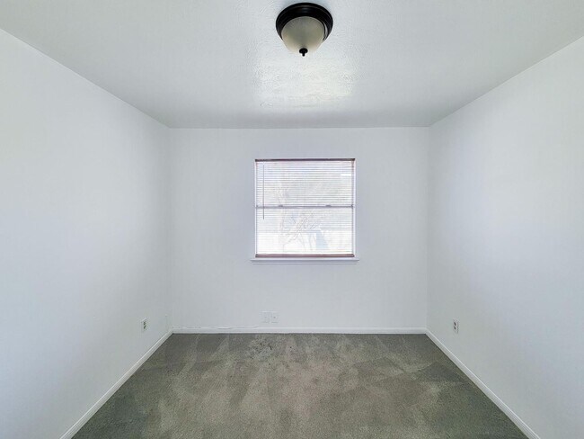 Building Photo - NICE 4 BEDROOM 2 BATH LEASE HOME WITH 2327 SF