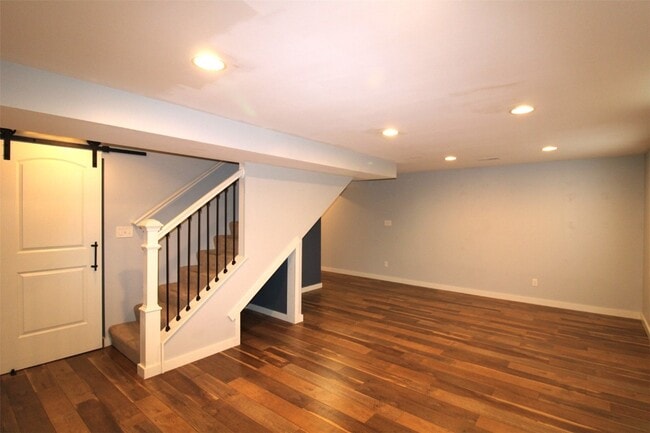 Building Photo - 221 Pecan Bluffs Dr