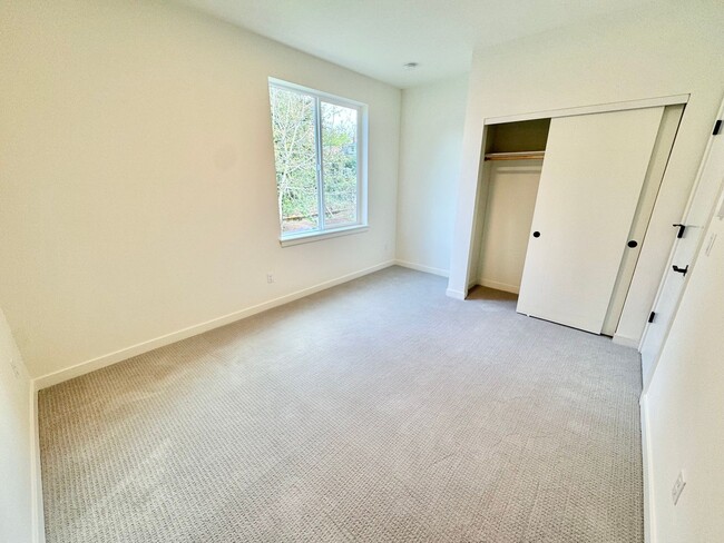 Building Photo - *1 MONTH FREE RENT* A 2bd/2bath Modern Tow...