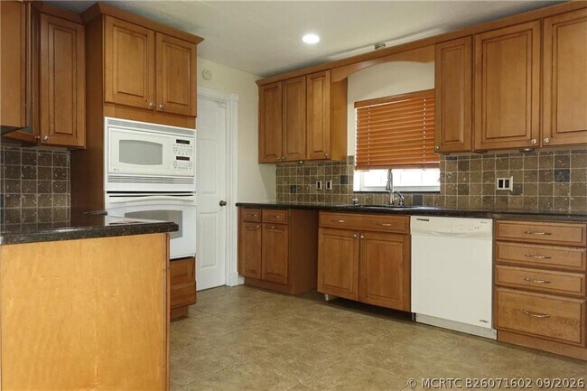 Building Photo - 10838 Winding Creek Way
