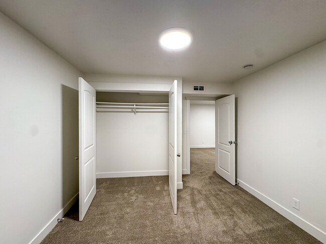 Building Photo - 1340 E Navajo Dr