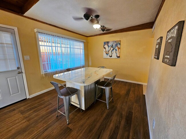 Building Photo - Large Remodeled 4 Bedroom / 2 Bath Home Re...