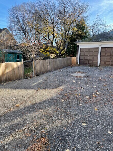 parking - 85 Larch St