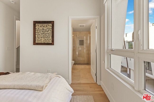 Building Photo - 3222 S Barrington Ave