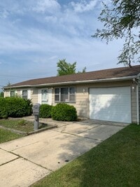 Building Photo - 3 Bedrooms 1 Bathroom available