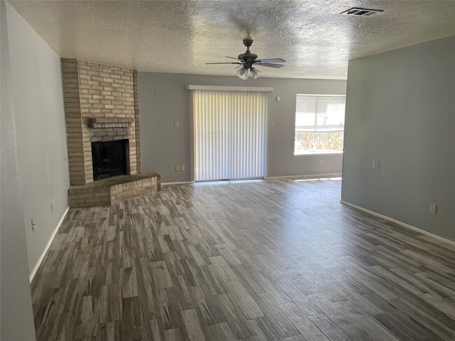 Building Photo - 16619 La Gloria Dr