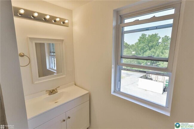 Building Photo - 1660 Main St