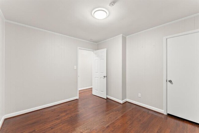 Building Photo - 2352 Elmwood Cir SE