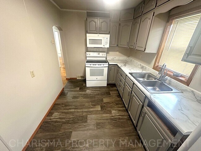 Building Photo - Spacious 2 Bedroom, 1.5 Bath Home, Newly U...