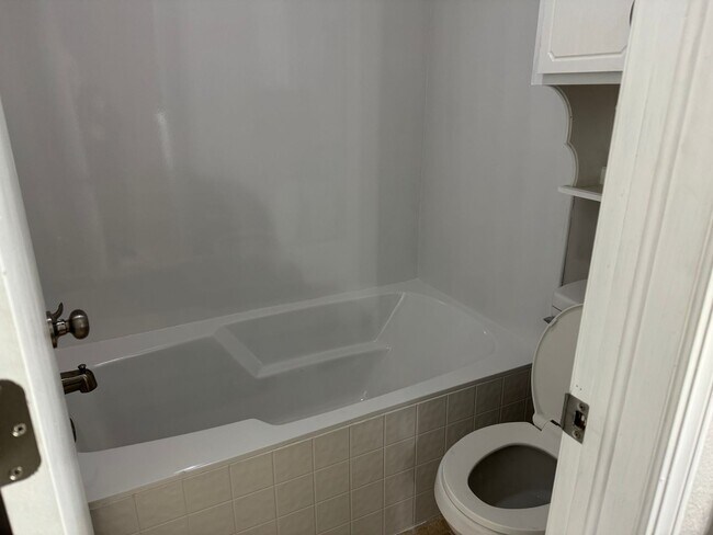 Building Photo - 3 bedroom house with 2 baths in Broken Arrow!!