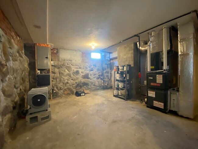 Building Photo - 40 Williams St