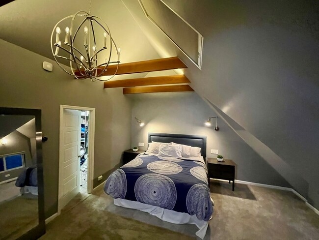 Building Photo - 3700 N Hermitage Ave