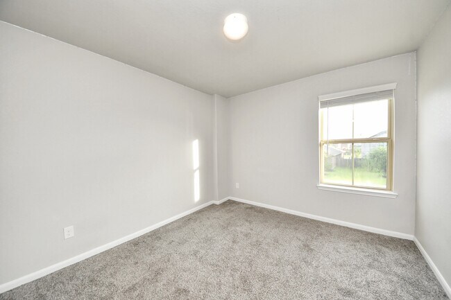 Building Photo - 18319 Pin Oak Lake Dr