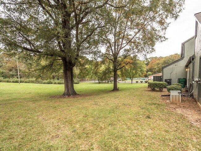 Building Photo - 2 Bed, 1.5 Bath w/ W&D in Unit-Move in Ready!