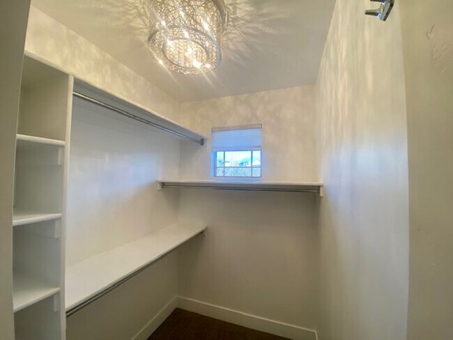 Building Photo - SPACIOUS TOWNHOME IN WASHINGTON