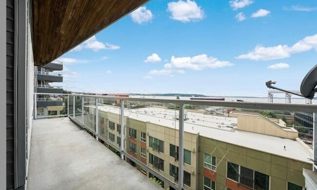 Building Photo - Boutique Condo with Stunning Views of Elliot Bay!