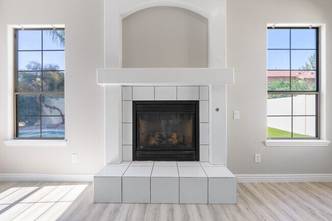 Building Photo - Gorgeous Everything you Need 4Bedroom plus Den Chandler Home!