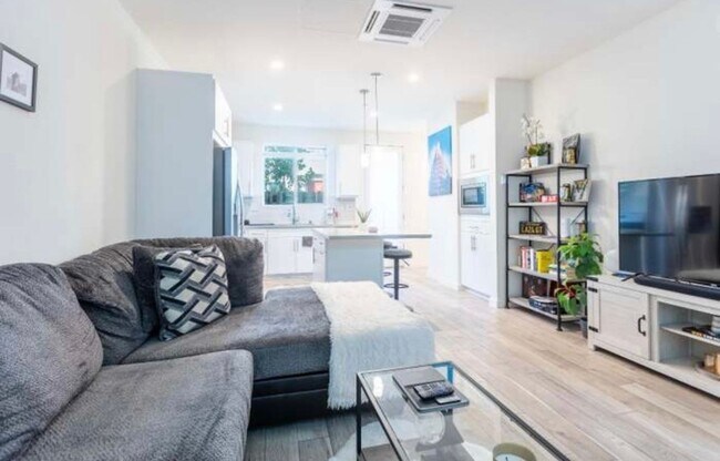 Building Photo - First Month Rent: FREE (with approved lease terms)