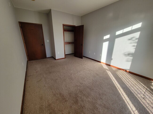 Building Photo - Spacious 2 Br/2Ba Condo w/1500 sq ft in Heart of St Louis Park! 2 Heated parking spots included!