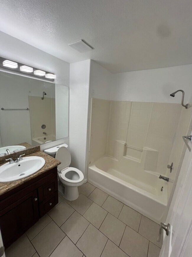 Building Photo - Beautiful spacious home