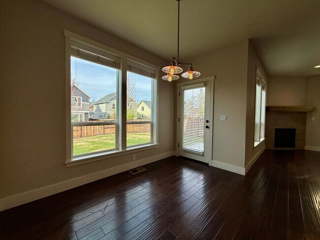 Building Photo - GORGEOUS OPEN LAYOUT HOME IN OLD FARM DISTRICT!