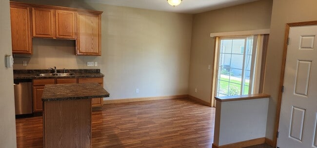 Building Photo - Beautiful 3 bedroom 3 bath End Unit Townhouse